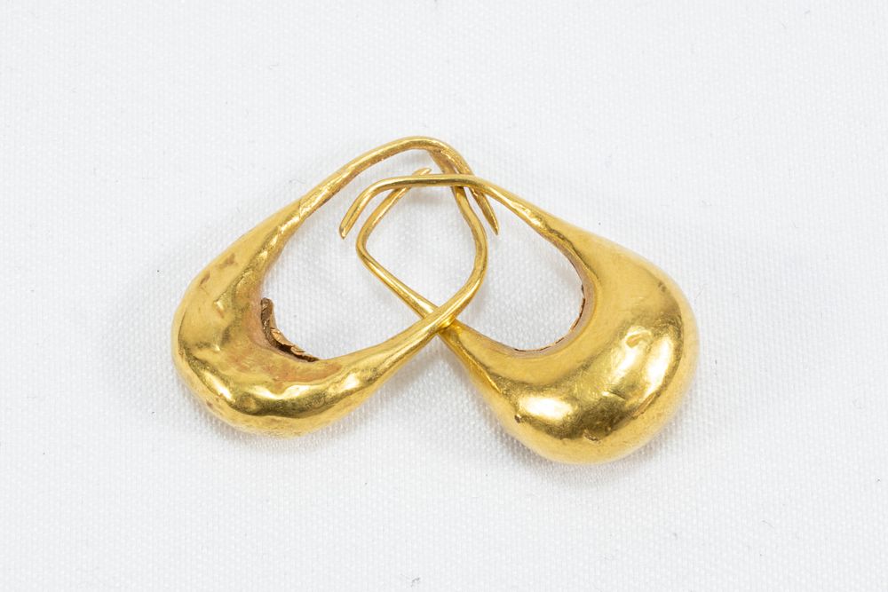 Lot 24: A Pair of Roman Gold Earrings from 625...