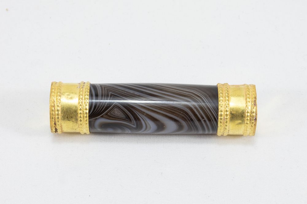 Lot 28: An Islamic Agate & Gold Cylindrical Bead.