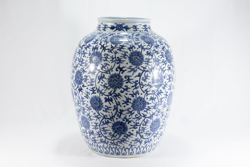 Lot 85: A Large Chinese Blue & White Porcelain Vase...