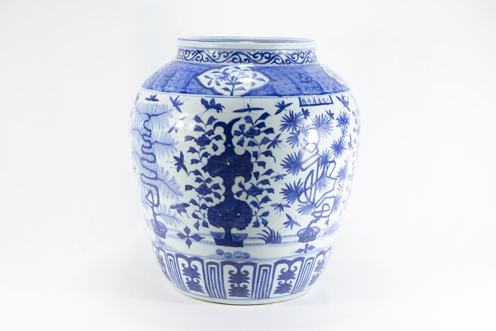 Lot 86: A Large Chinese Blue & White Porcelain Vase...