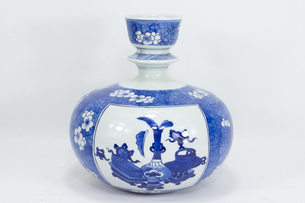 Lot 100: A Chinese Blue & White Porcelain Hookah Base...