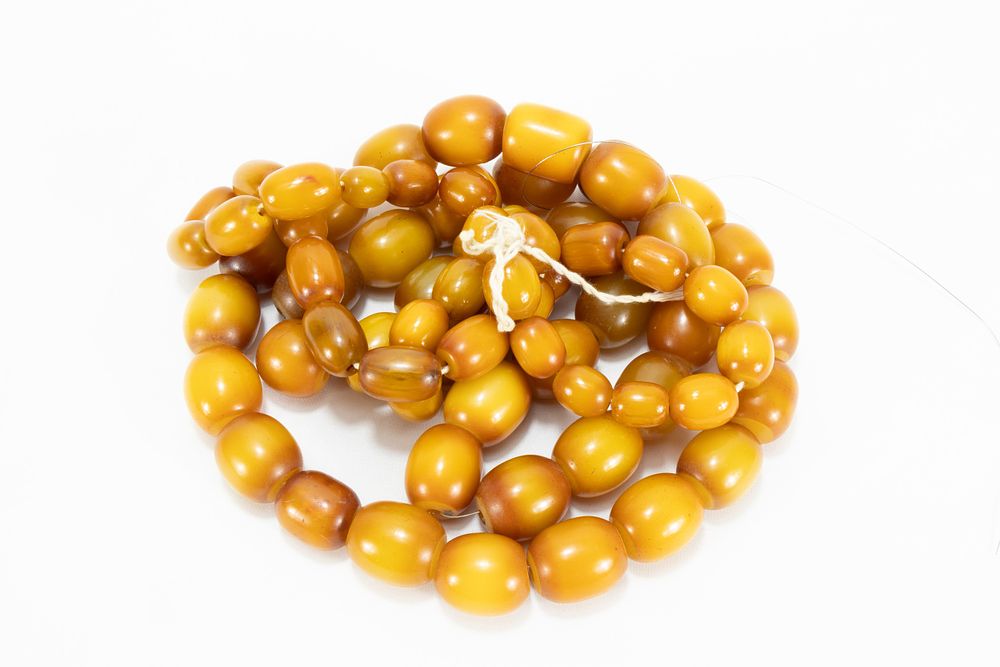 Lot 327: A Lot of 2 Tribal Yemeni Amber Coloured...