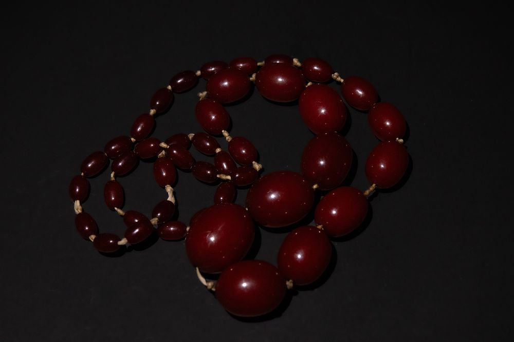 Lot 105: A Graduated Cloudy Cherry Amber Beads Necklace.