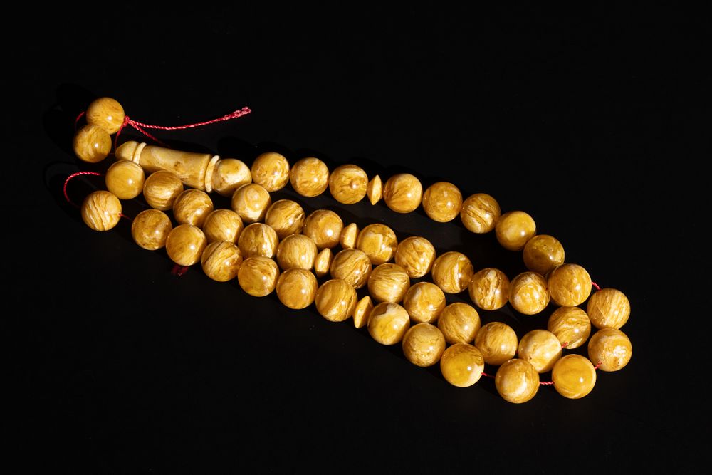 Lot 128: An Islamic Single Stranded Amber Tasbih Prayer Beads.