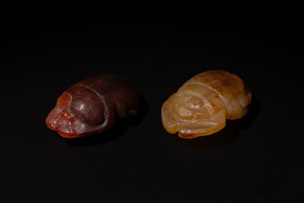 Lot 192: A Lot of 2 Egyptian Agate Scarabs Amulets,...