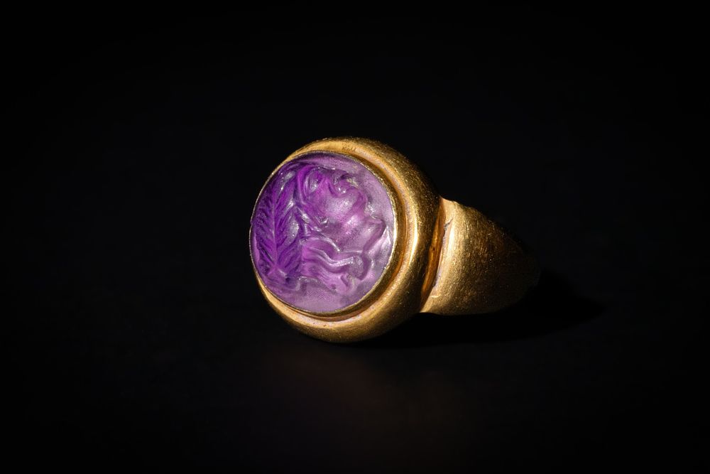 Lot 209: An Amethyst Cameo Gold Ring in Greek Style...
