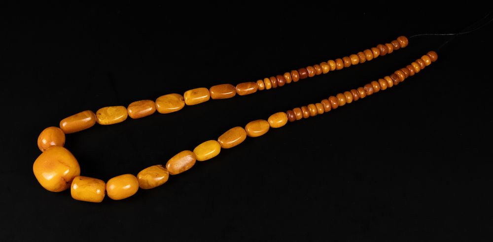 Lot 203: A Butterscotch Amber Bead Necklace.