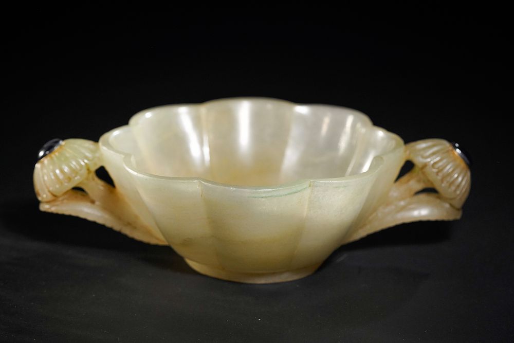 Lot 176: A Mughal Jade Bowl with Dark Blue Gemstone-Inset...