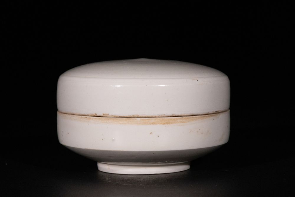 Lot 302: A Chinese White-Glazed Porcelain Lidded Box.