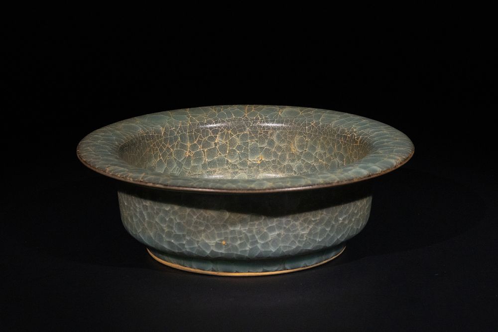 Lot 328: A Chinese Ge-Type Crackle-Glazed Porcelain Bowl.