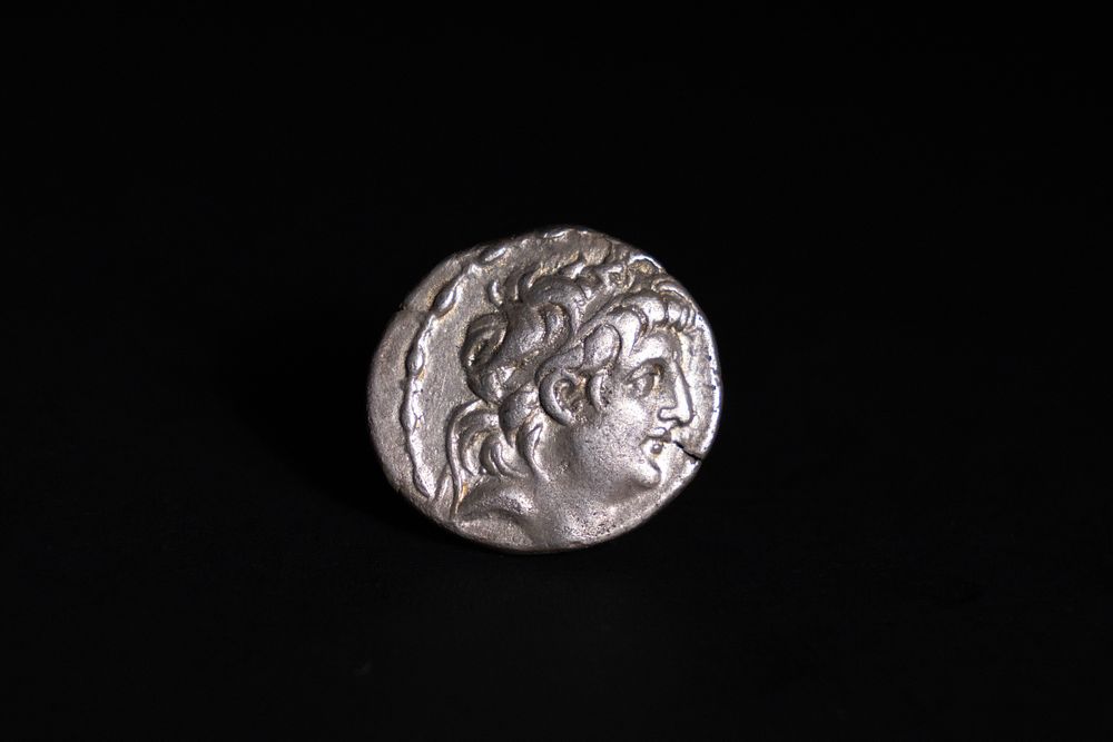 Lot 213: A Seleukid AR Drachm of Antiochos VII, Tarsos...