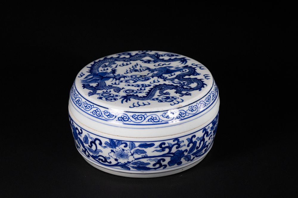 Lot 305: A Chinese Blue and White Lidded Porcelain Box...