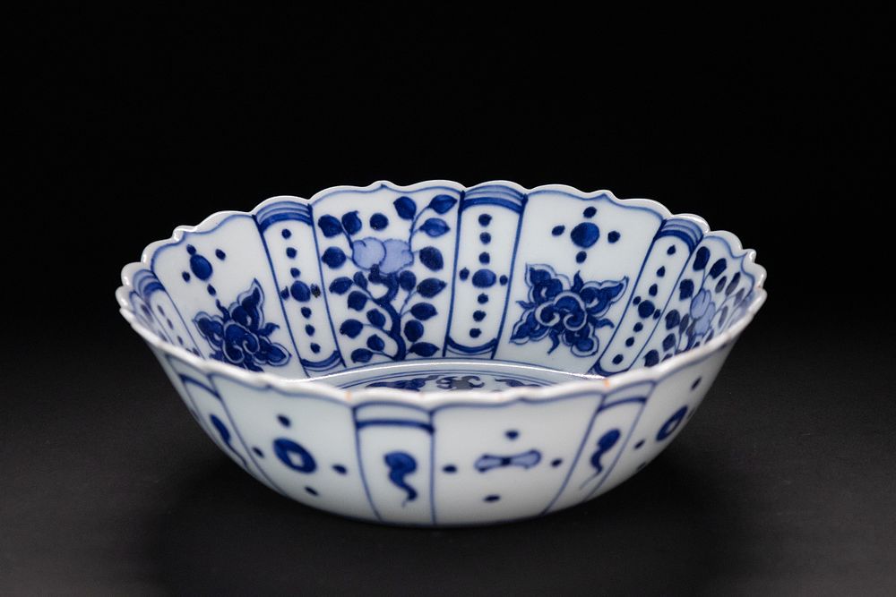 Lot 352: A Chinese Blue and White Porcelain Dragon Dish...