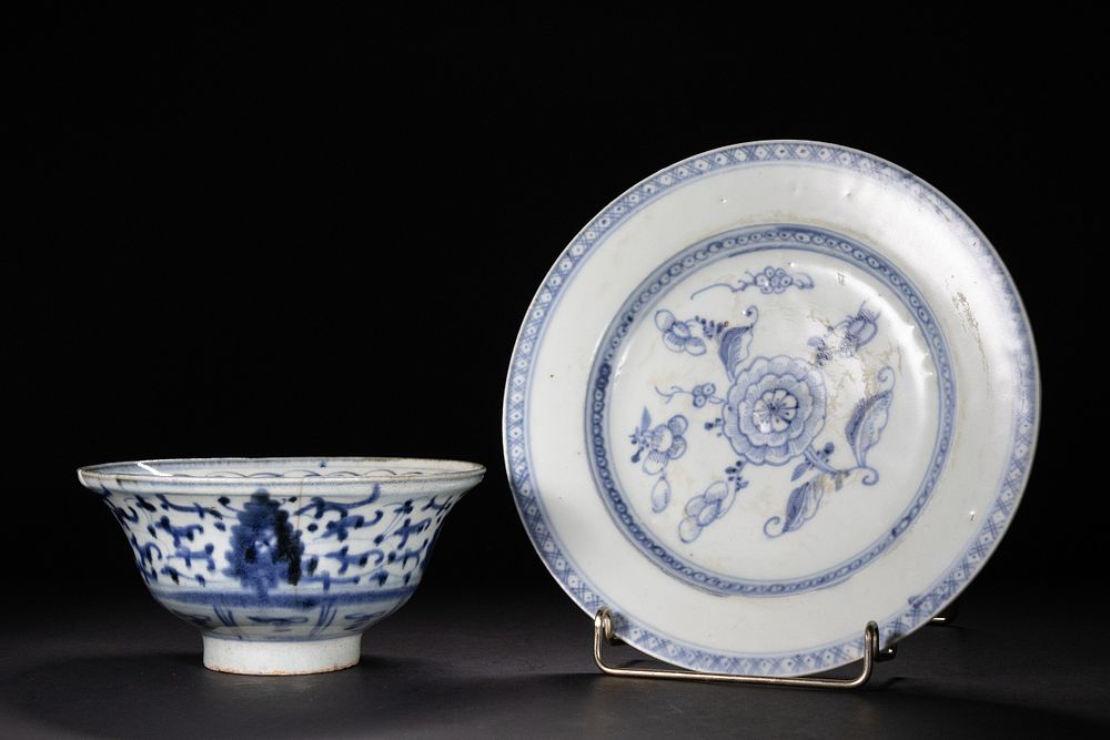 Lot 366: A Chinese Blue and White Porcelain Tea Bowl...