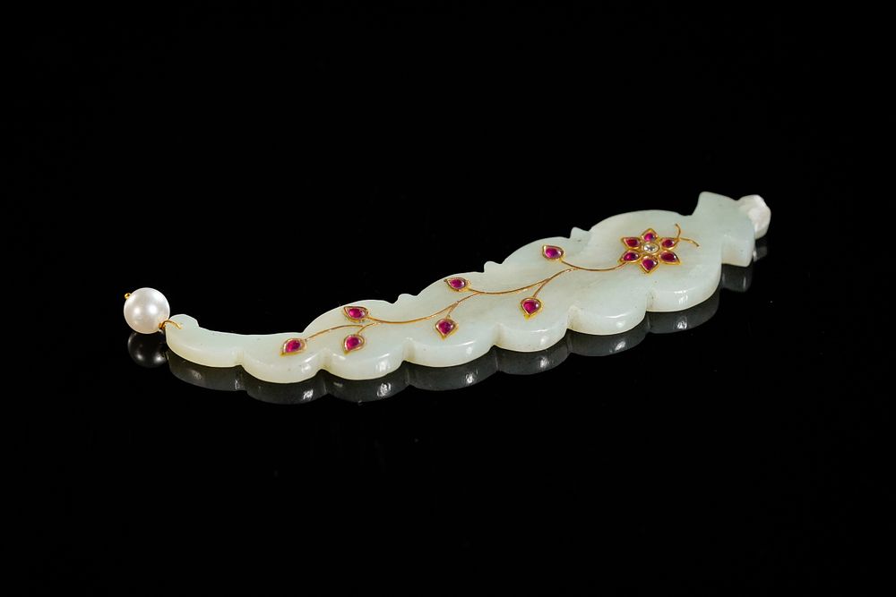 Lot 223: A Mughal Jade Finial Fragment with Inlaid Gemstones.