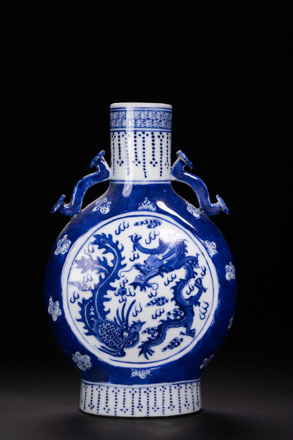 Lot 322: A Chinese Blue and White Porcelain Moonflask Vase...