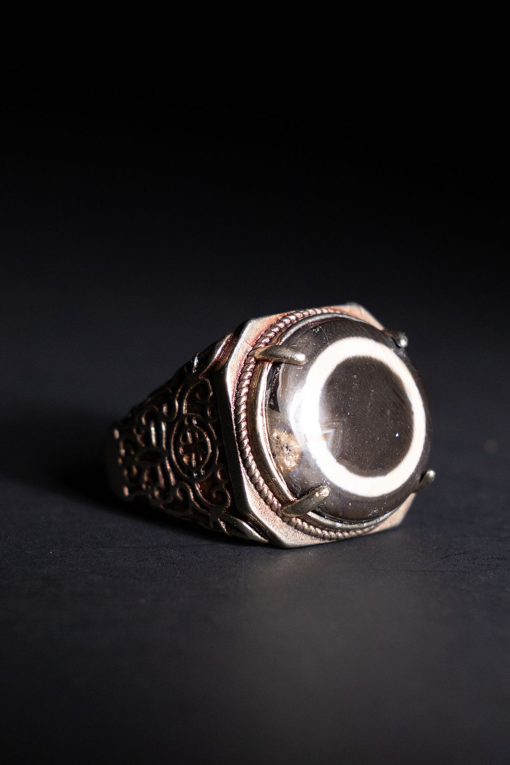 Lot 354: A Tibetan Dzi Agate Ring in White Metal...
