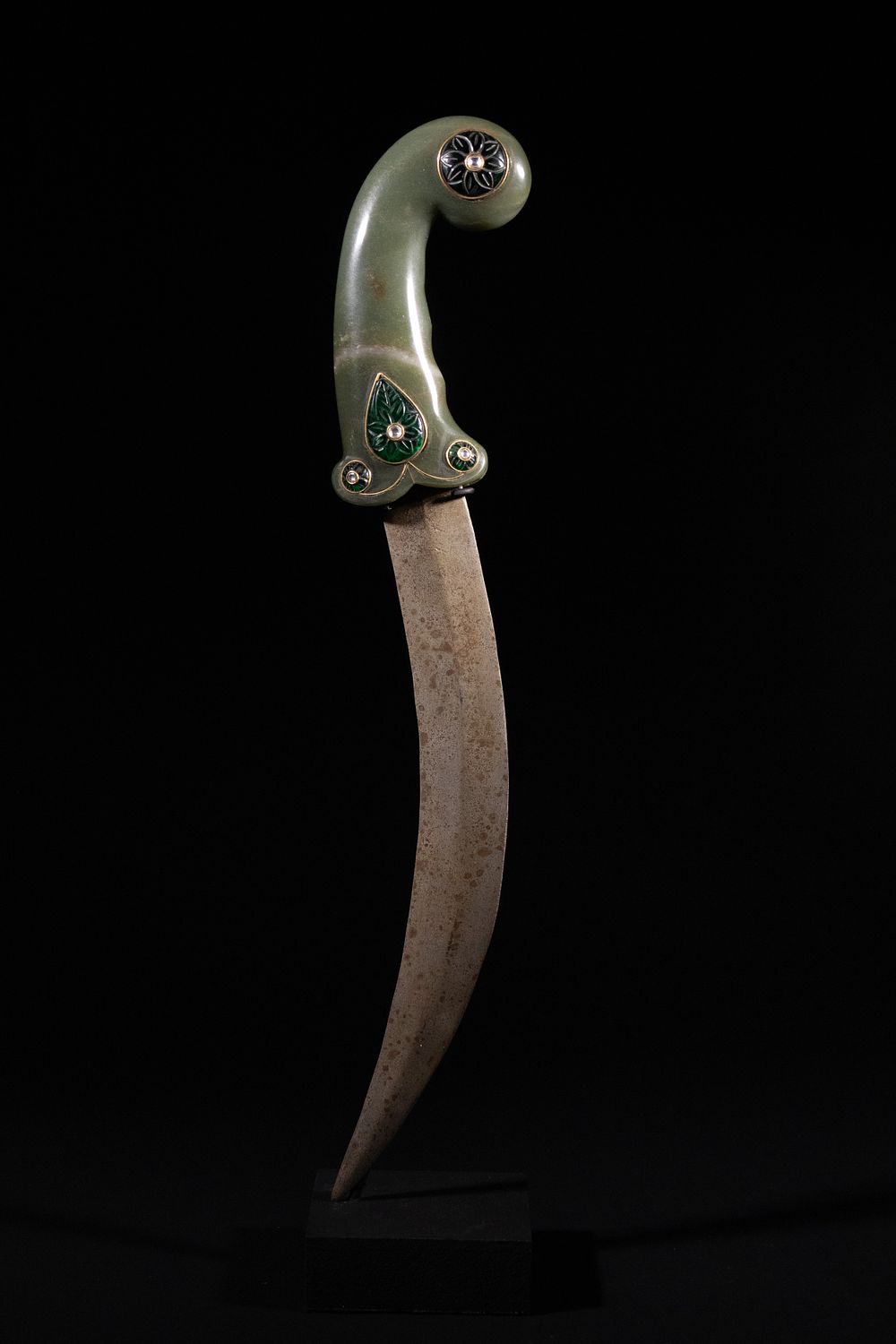 Lot 183: A Mughal Dagger with Jade Hilt, 19th-20th Century.