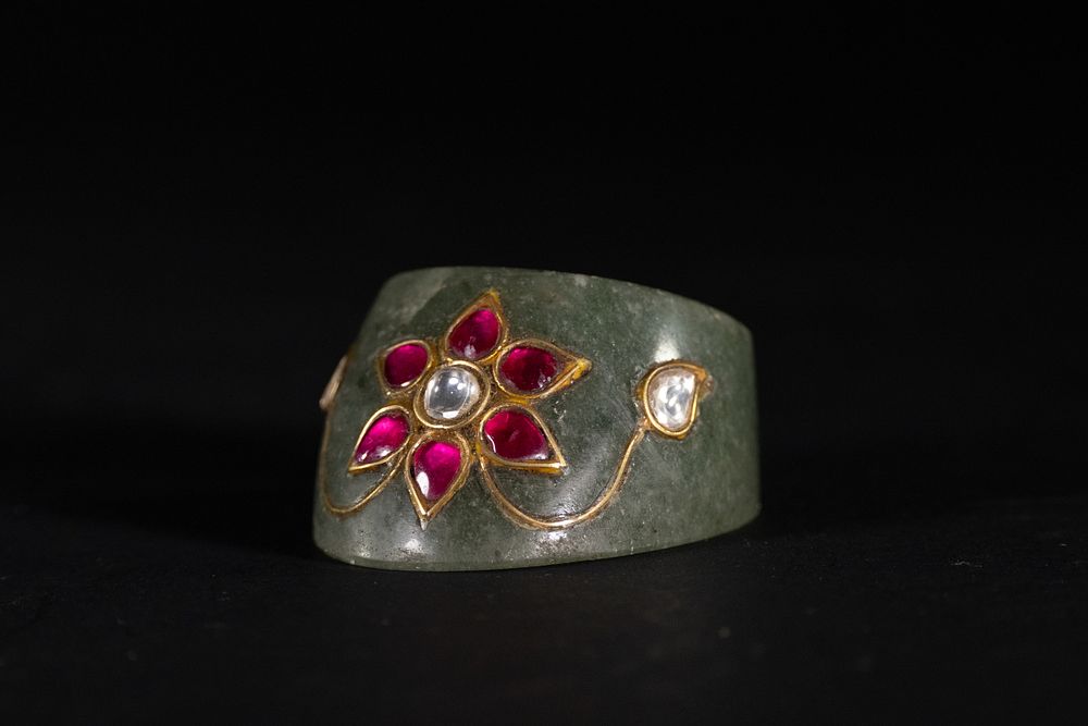 Lot 189: A Mughal Style Jade Thumb Ring with Kundan...
