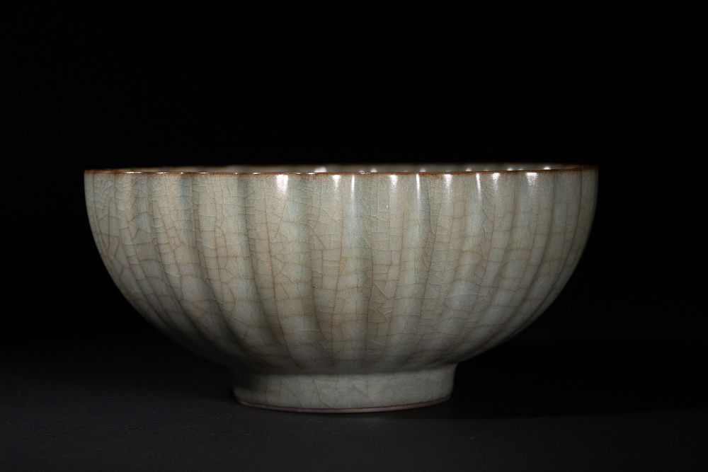 Lot 259: A Chinese Ge-Type Crackle-Glazed Bowl.