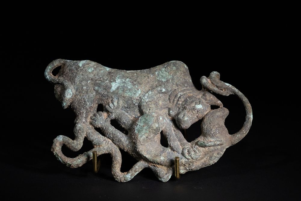 Lot 276: A Chinese Bronze Belt Hook with Beast-and-Serpent Motif,...