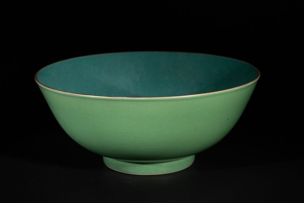 Lot 278: A Chinese Green-Ground Porcelain Bowl with Dragon Medallion.