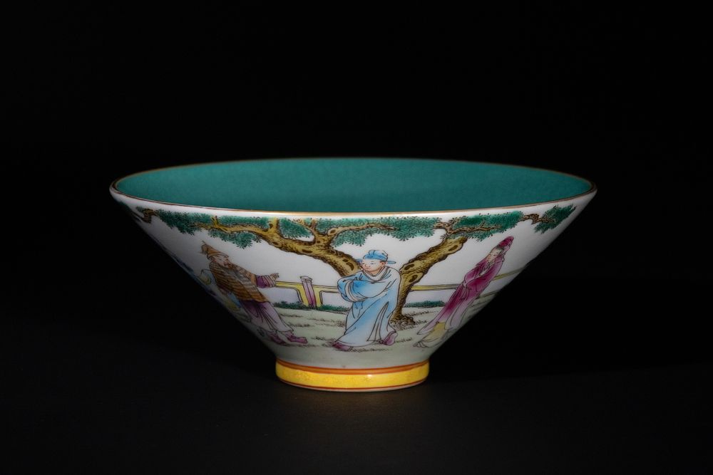 Lot 306: A Chinese Famille Rose Porcelain Bowl with Figures...