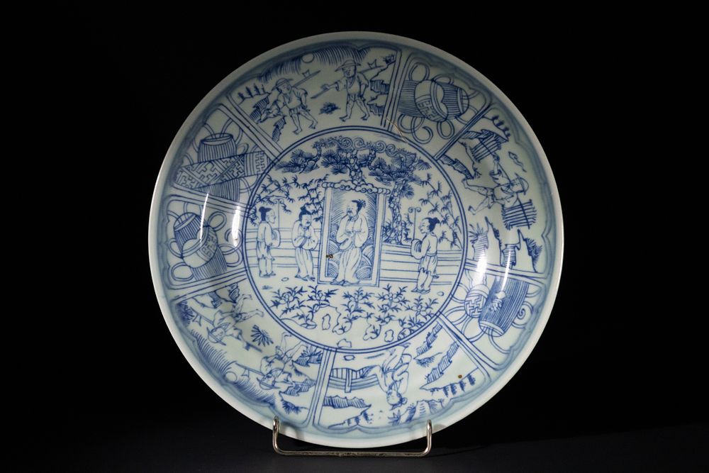 Lot 307: A Chinese Blue and White Porcelain Charger with...