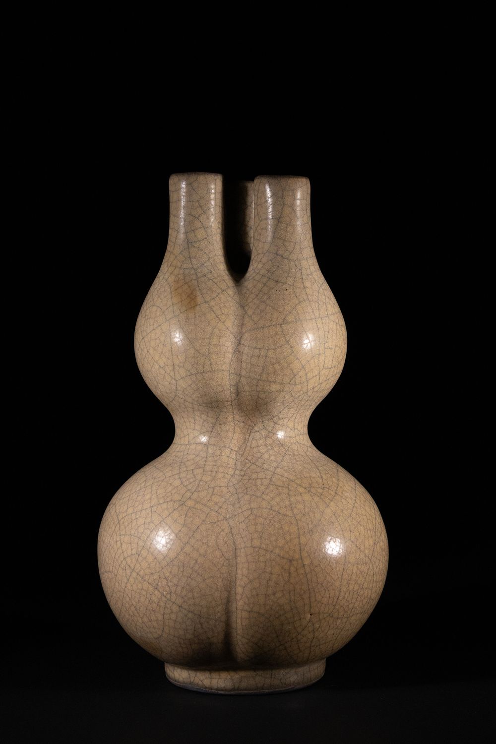 Lot 317: A Chinese Ge-Type Crackle-Glazed Double-Gourd Vase.