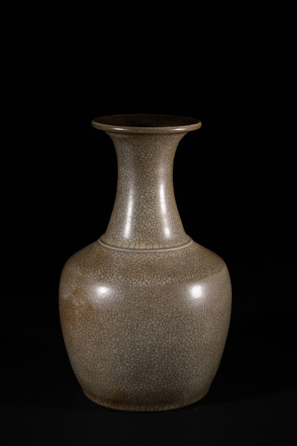 Lot 318: A Chinese Ge-Type Crackle-Glazed Vase.
