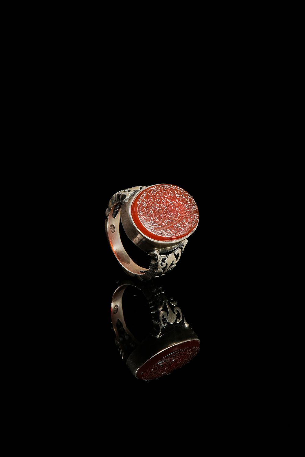 Lot 152: An Islamic Silver Red Agate Ring.