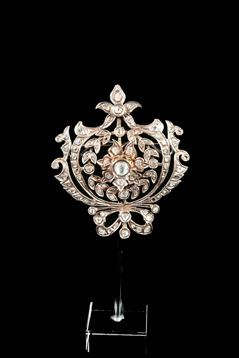 Lot 155: An Ottoman Gold Floral Pendant Set with Diamonds,...