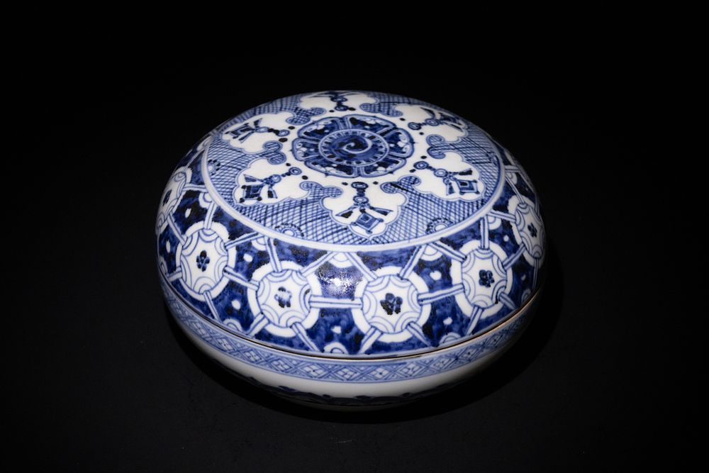 Lot 437: A Chinese Blue and White Porcelain Sectioned Box...