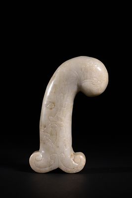 A Mughal White Jade Dagger Hilt, 19th-20th Century. - Carved from white jade, the hilt is 