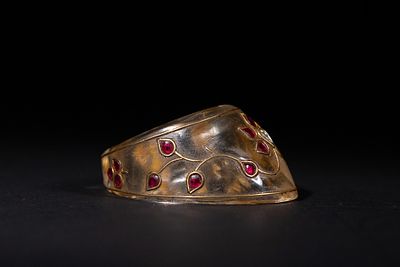 A Mughal Rock Crystal Gemstone-Set Archer's Ring - A Mughal Rock Crystal Gemstone-Set Archer's 