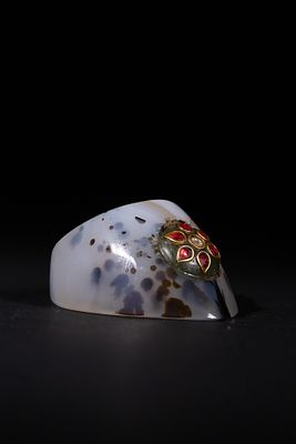 A Mughal Agate Archer's Ring with Gemstone and Gilt Decoration - A Mughal agate archer's ring. 