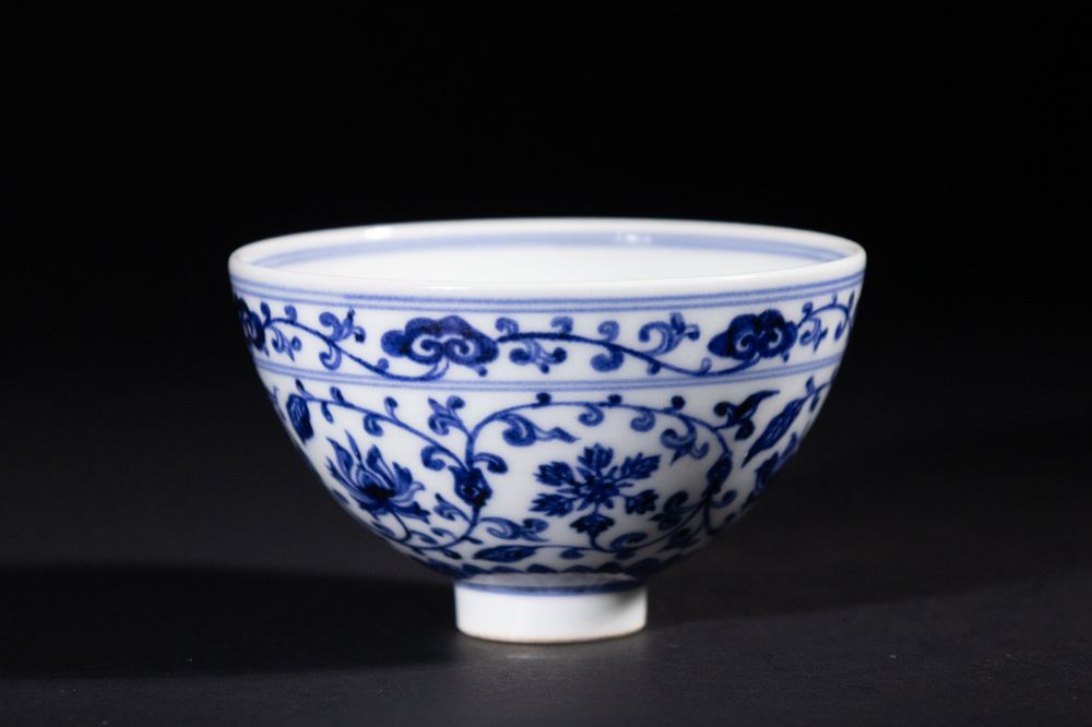 Lot 313: A Chinese Blue and White Porcelain Footed Bowl,...