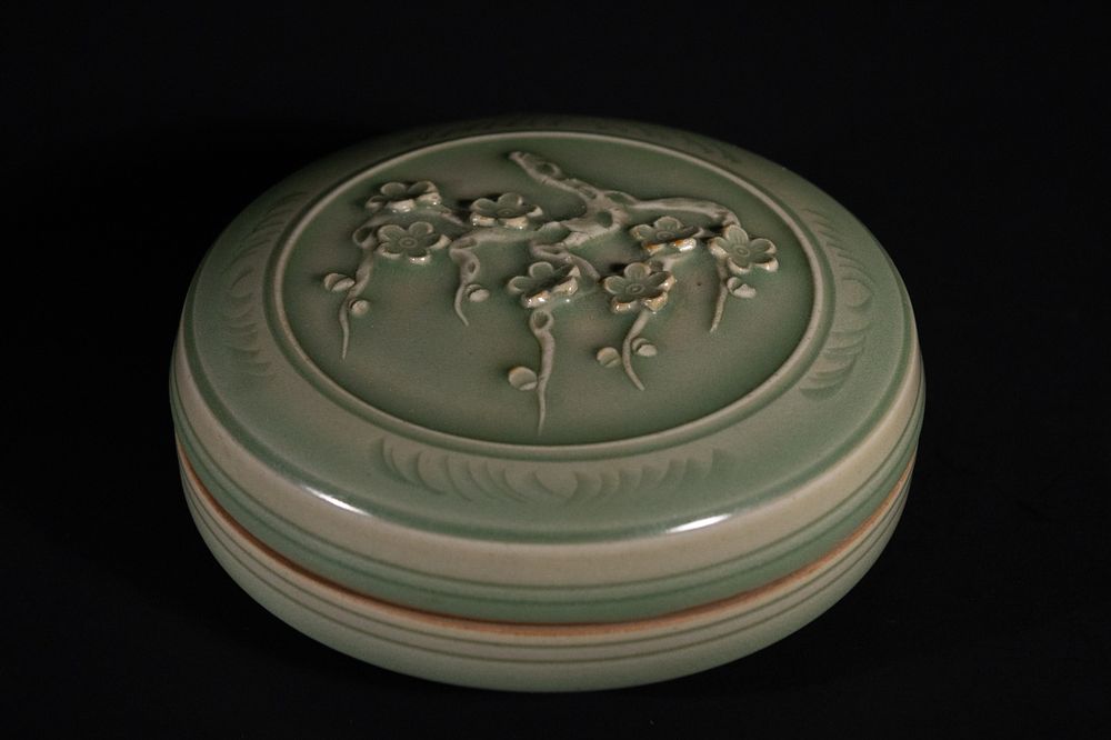 Lot 316: A Chinese Longquan Kiln Celadon-Glazed 'Plum Blossom' Box...