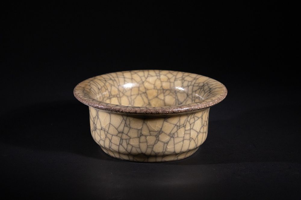 Lot 319: A Chinese Ge Kiln Glazed Porcelain Brush Washer,...