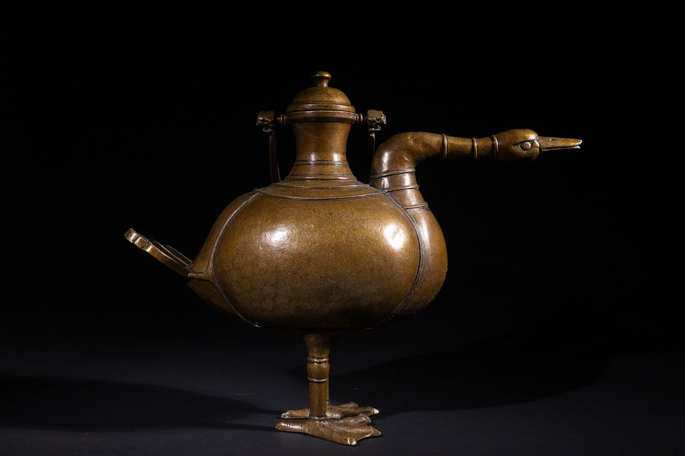 Lot 320: A Chinese Qing Dynasty 'Swan' Bronze Ewer -...