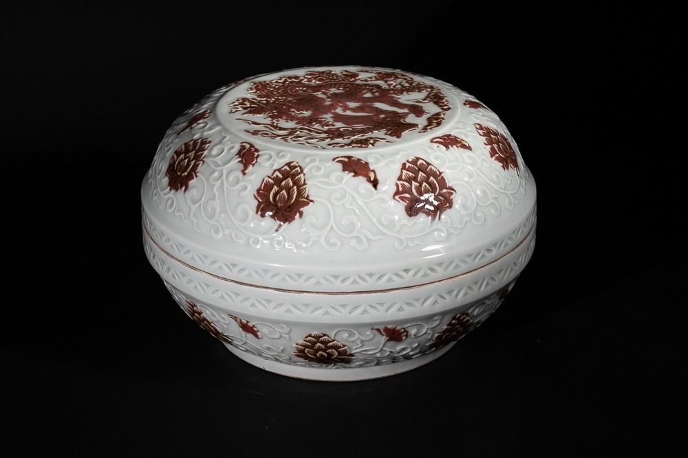 Lot 335: A Chinese Porcelain Iron-Red Enamel 'Dragon' Covered Bowl,...