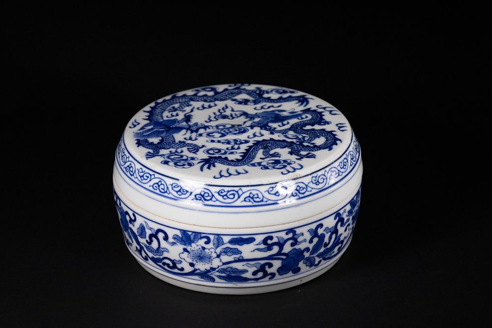 Lot 369: A Chinese Blue and White Lidded Porcelain Box...