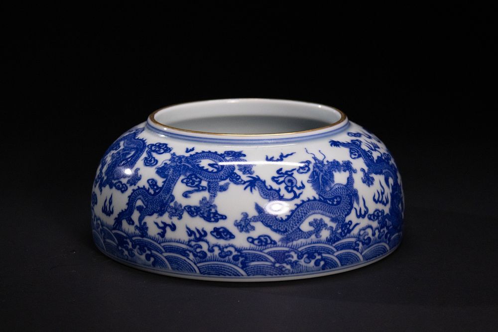 Lot 372: A Chinese Blue and White Porcelain Brush Washer...