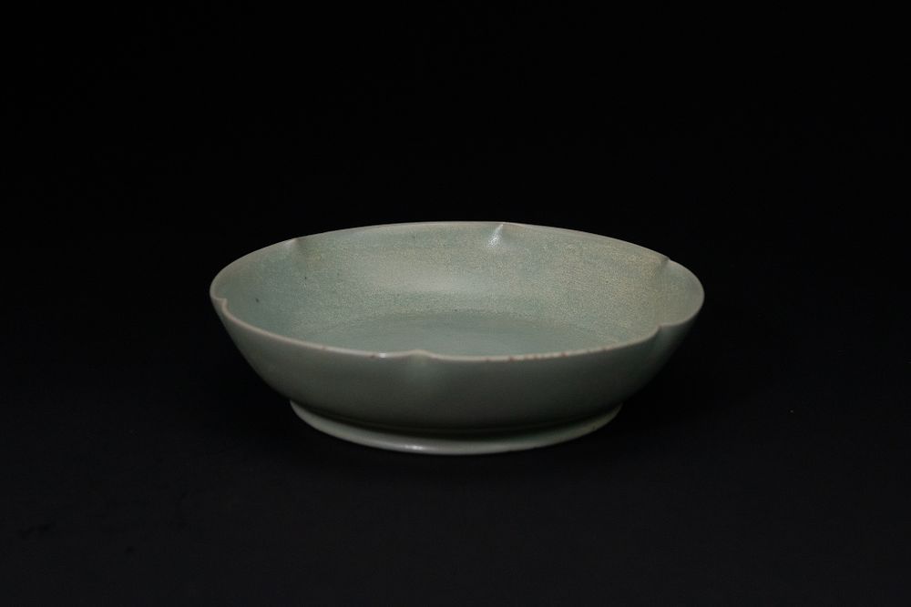 Lot 451: A Chinese Celadon-Glazed Foliate-Rim Dish.