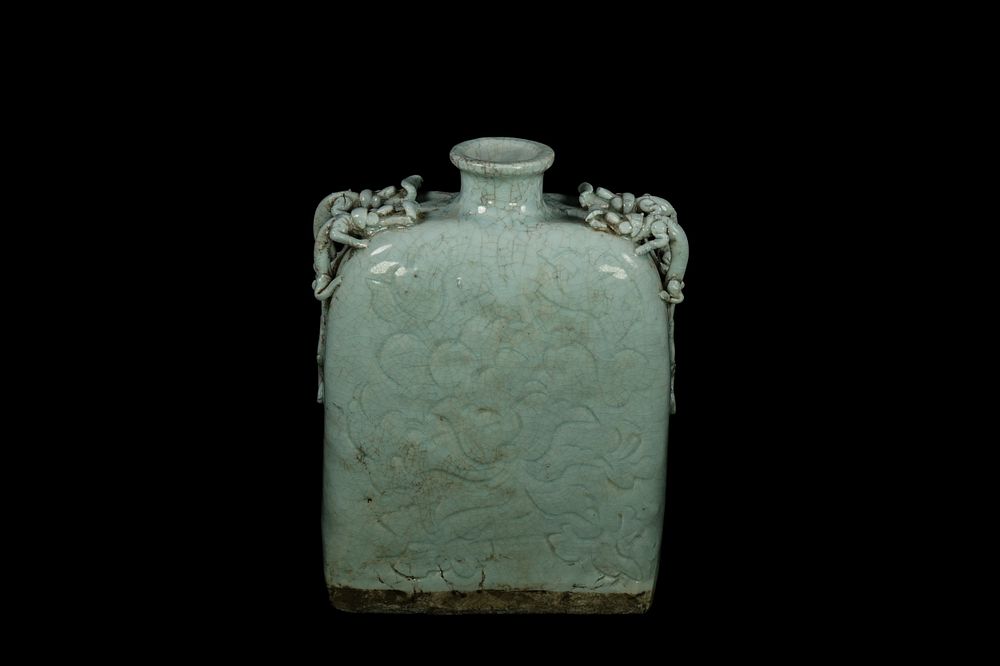 Lot 293: A Chinese Qingbai Dragon-Handled Pilgrim Flask. -