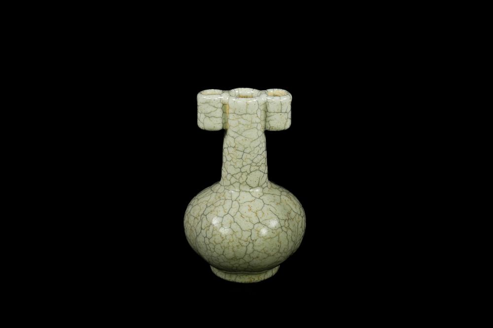 Lot 299: A Chinese Ge-ware Celadon Multi-Spout Vase. -