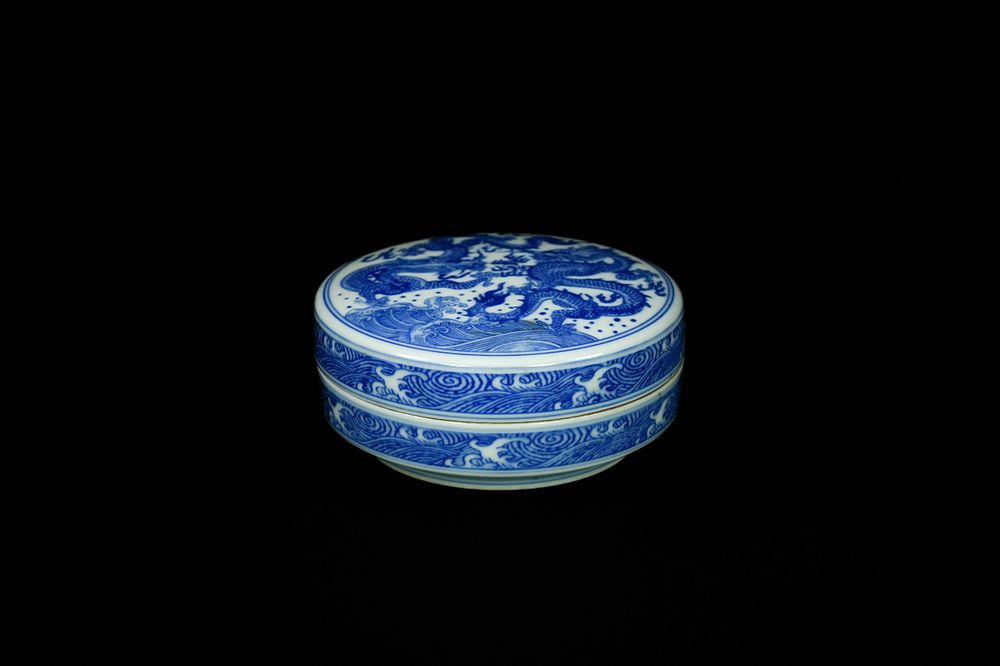 Lot 302: A Chinese Blue and White Porcelain Lidded Box,...