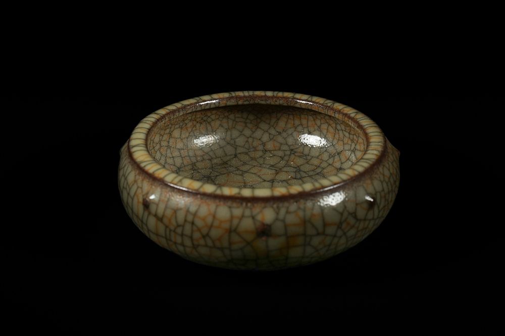 Lot 304: A Chinese Ge-Type Crackle Glazed Brush Washer, Song...