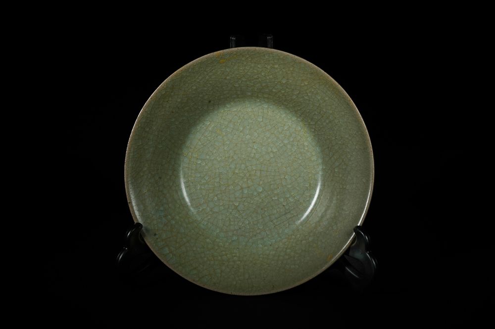 Lot 319: A Chinese Celadon Crackle Glazed Dish. -