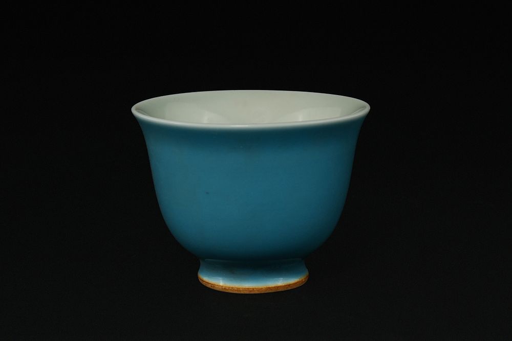 Lot 385: A Chinese Turquoise-Glazed Porcelain Bowl with, Kangxi Mark.